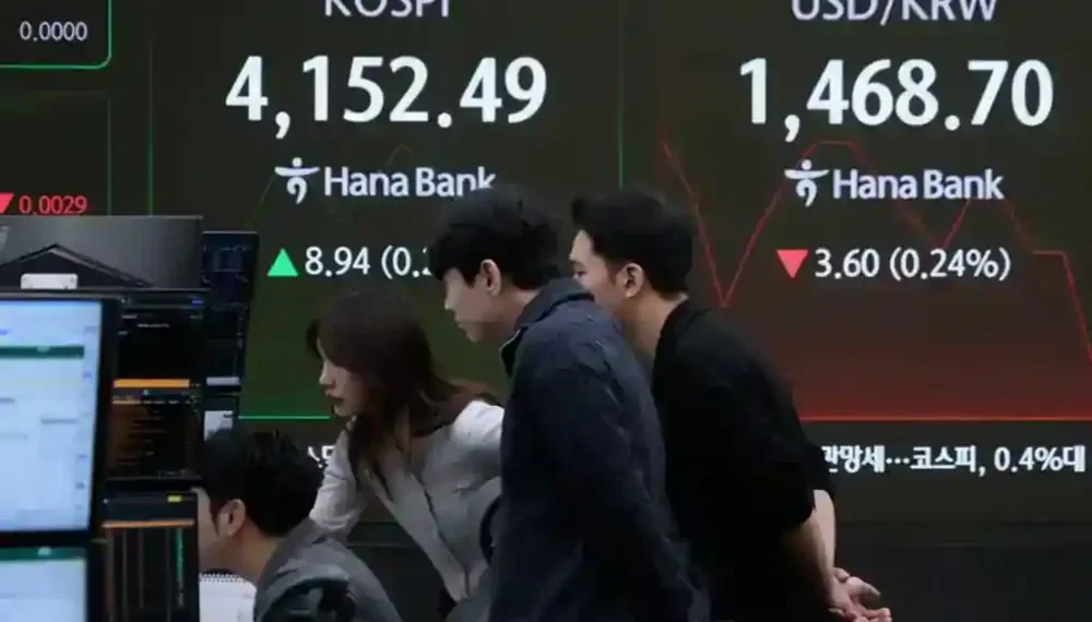Investors monitor Asian stock markets before U.S. rate cut - AP/Ahn Young-joon