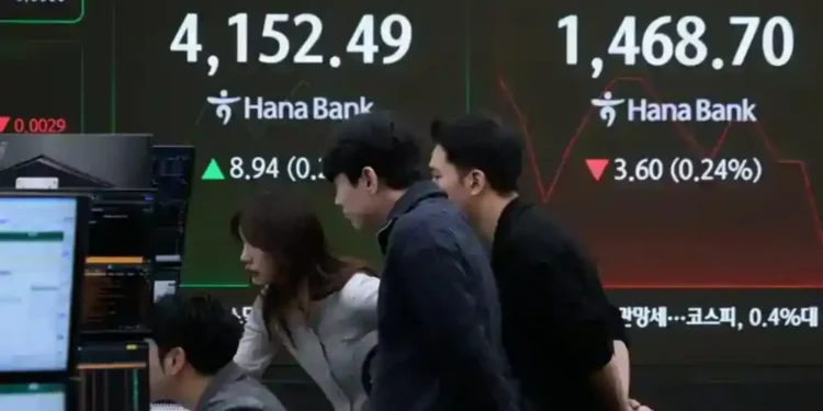 Investors monitor Asian stock markets before U.S. rate cut - AP/Ahn Young-joon