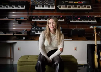 Hilary Duff in recording studio with pink guitar - Jay L Clendenin / For The Times