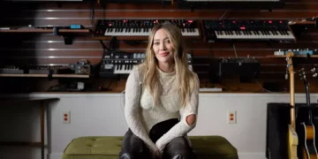 Hilary Duff in recording studio with pink guitar - Jay L Clendenin / For The Times