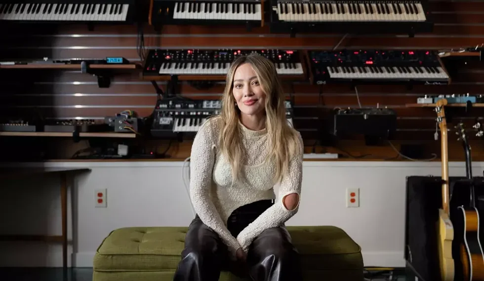 Hilary Duff in recording studio with pink guitar - Jay L Clendenin / For The Times