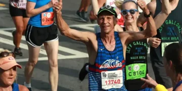 Jeff Galloway promoting run-walk method at marathon event - Curtis Compton//Atlanta Journal-Constitution via AP, File
