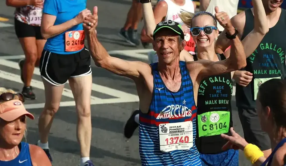 Jeff Galloway promoting run-walk method at marathon event - Curtis Compton//Atlanta Journal-Constitution via AP, File