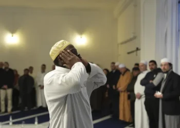 Muslim worshippers breaking fast in Milan mosque during Ramadan - AP Photo/María Teresa Hernández