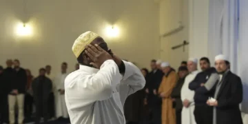 Muslim worshippers breaking fast in Milan mosque during Ramadan - AP Photo/María Teresa Hernández