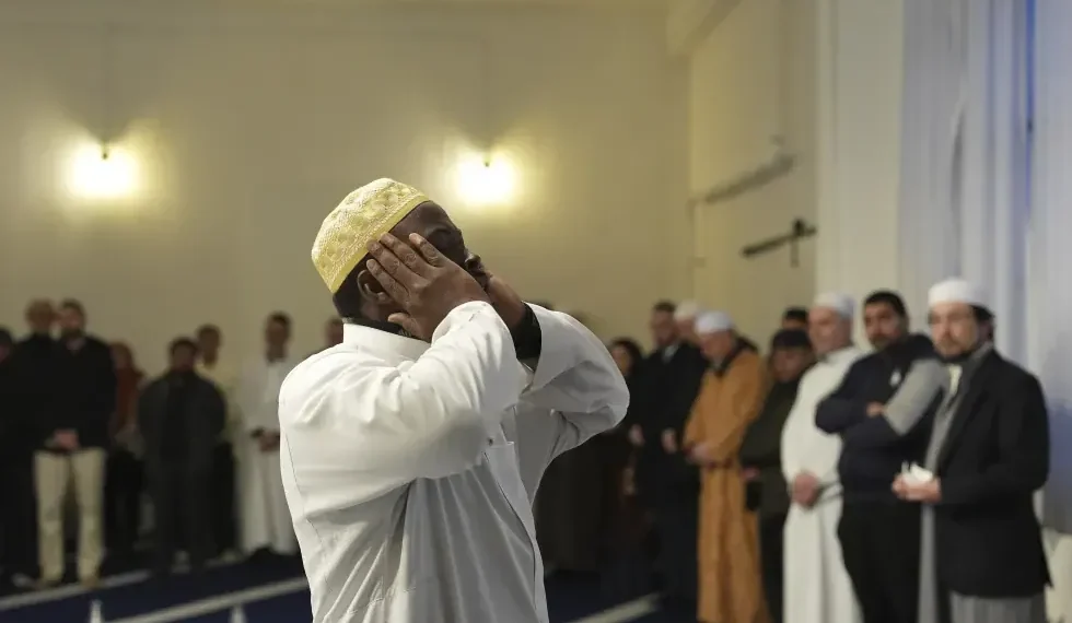 Muslim worshippers breaking fast in Milan mosque during Ramadan - AP Photo/María Teresa Hernández