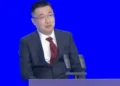 Xu Yangtian speaking at Guangdong development conference - Guangdong News/BBC