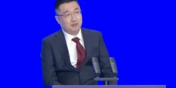 Xu Yangtian speaking at Guangdong development conference - Guangdong News/BBC