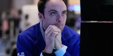 Traders watch screens as tech stocks fall and gold prices rise - AP Photo/Richard Drew