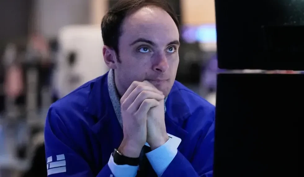 Traders watch screens as tech stocks fall and gold prices rise - AP Photo/Richard Drew