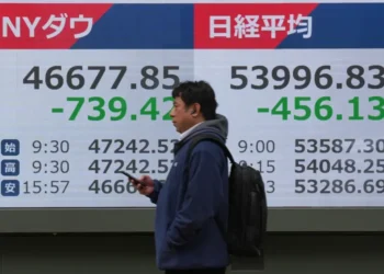 Asian stock market boards reacting to oil price volatility and geopolitical tensions - AP Photo/Eugene Hoshiko