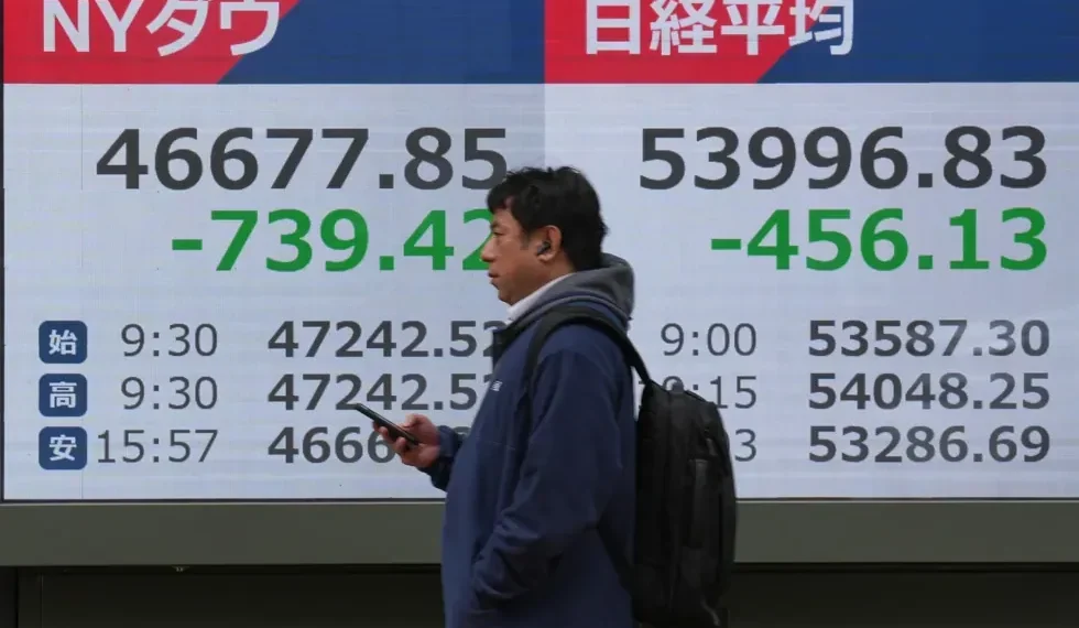 Asian stock market boards reacting to oil price volatility and geopolitical tensions - AP Photo/Eugene Hoshiko