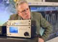 Audio engineer testing DAC signal reconstruction and waveform clipping - Photo Headphonesty