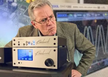 Audio engineer testing DAC signal reconstruction and waveform clipping - Photo Headphonesty