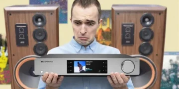 Hi-fi streamer setup testing playback performance with album tracks - Photo Headphonesty