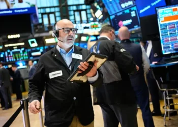 Oil price surge impacts global stock markets and investor sentiment - AP Photo/Seth Wenig