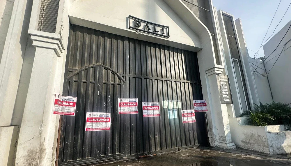 Explosion aftermath outside Dalí nightclub in Trujillo with police securing the scene - Provincial Municipality of Trujillo