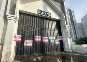 Explosion aftermath outside Dalí nightclub in Trujillo with police securing the scene - Provincial Municipality of Trujillo