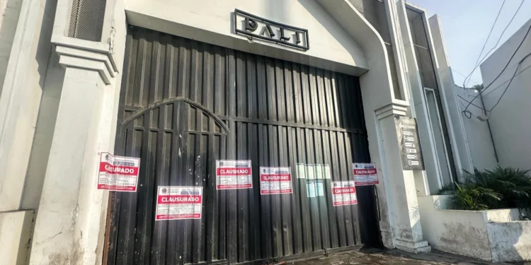 Explosion aftermath outside Dalí nightclub in Trujillo with police securing the scene - Provincial Municipality of Trujillo