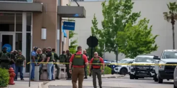 Police respond to shooting at Baton Rouge shopping mall scene - AP Photo/Matthew Hinton