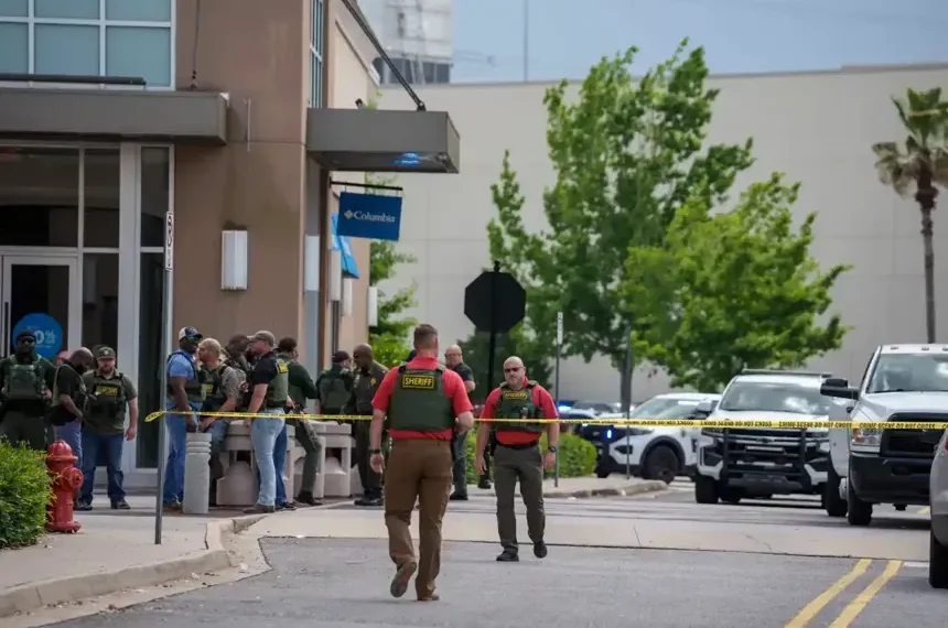 Police respond to shooting at Baton Rouge shopping mall scene - AP Photo/Matthew Hinton
