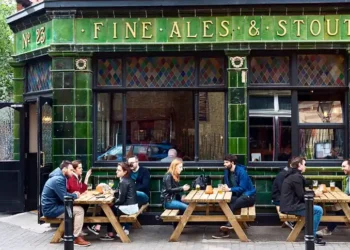 Traditional British pub crowd following unspoken bar etiquette rules - P. Batchelder/Alamy/BBC