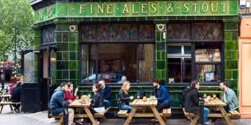 Traditional British pub crowd following unspoken bar etiquette rules - P. Batchelder/Alamy/BBC