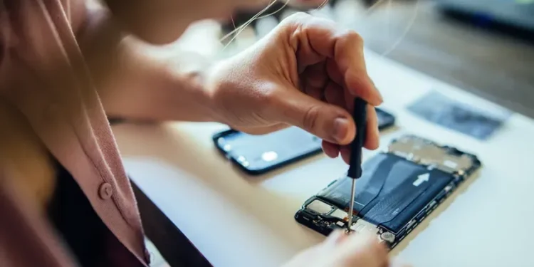 Smartphone battery replacement under new EU regulatory compliance standards - Image credit: Guido Mieth / Getty Images