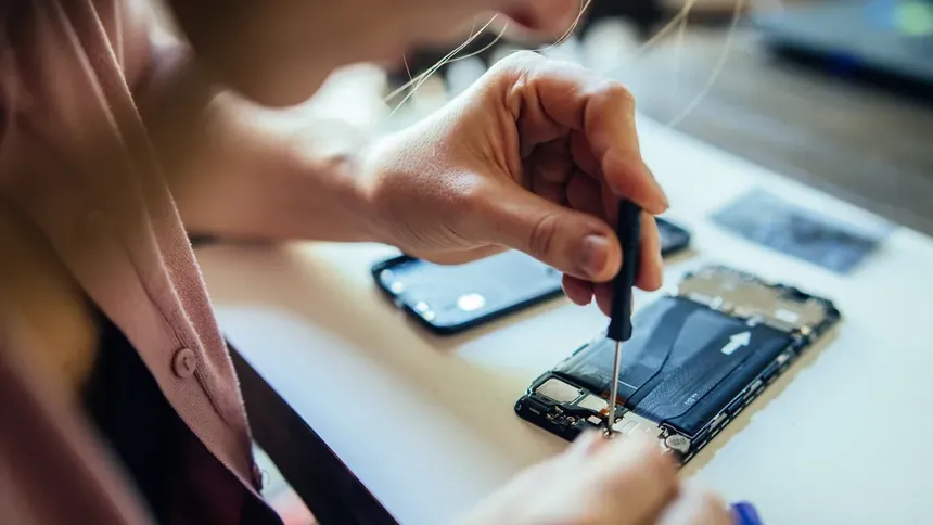 Smartphone battery replacement under new EU regulatory compliance standards - Image credit: Guido Mieth / Getty Images
