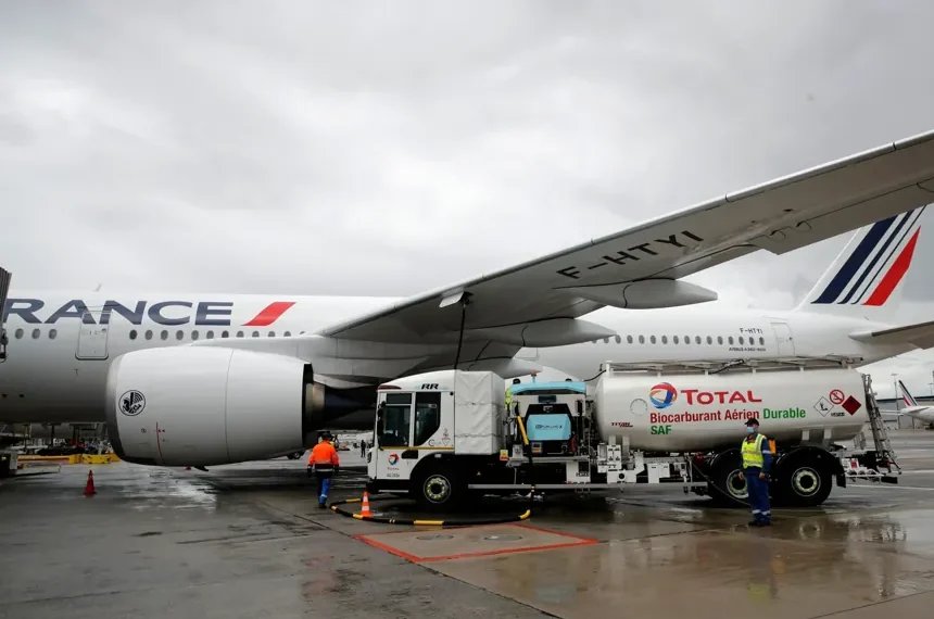 Aircraft refueling amid jet fuel shortage affecting global airline operations - AP Photo/Christophe Ena, File