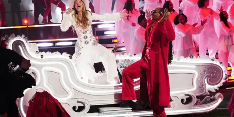 Snoop Dogg and Lainey Wilson perform during Netflix NFL halftime show - Julian Dakdouk/Netflix/AP Photo
