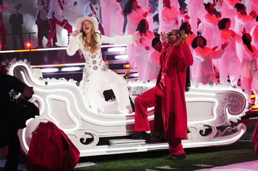 Snoop Dogg and Lainey Wilson perform during Netflix NFL halftime show - Julian Dakdouk/Netflix/AP Photo