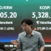 Traders monitor Asian stocks after oil falls below $100 - AP Photo/Ahn Young-joon