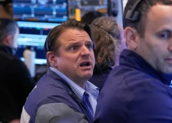 Traders monitor oil prices and US stock market movement - AP Photo/Richard Drew