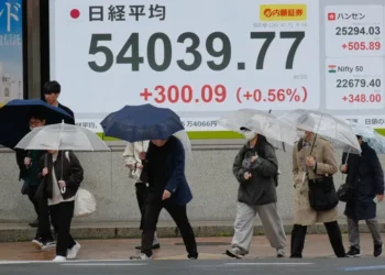 Oil traders monitor screens as Wall Street reacts to Iran risks - AP Photo/Eugine Hoshiko