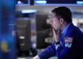 Traders react as S&P 500 hits record on Iran hopes - AP Photo/Seth Wenig