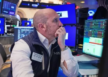 Traders react as oil prices rise and stocks fall on Iran tensions - AP Photo/Richard Drew