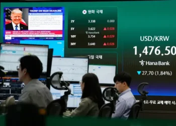 Traders monitor oil and equity screens after ceasefire rally - AP Photo/Ahn Young-joon