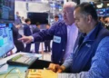 Traders monitor US stocks as oil prices rise before earnings - AP Photo/Richard Drew