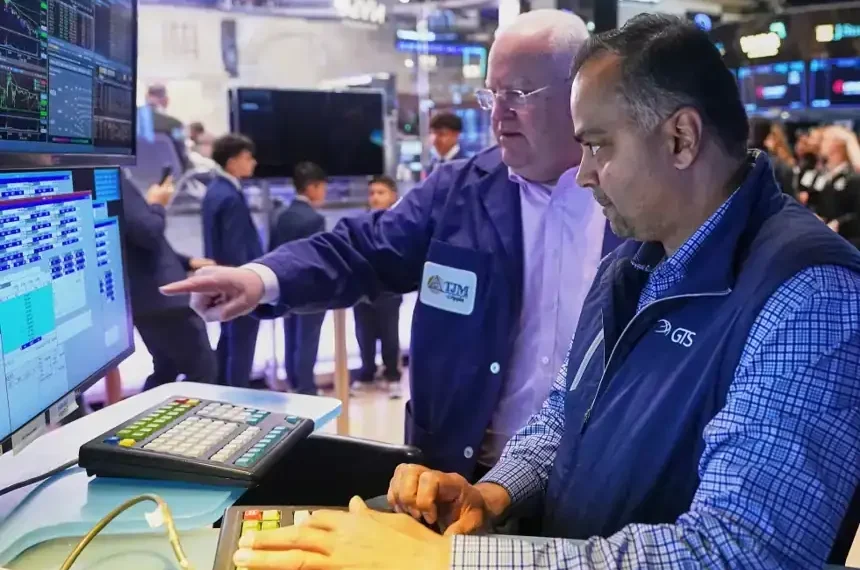 Traders monitor US stocks as oil prices rise before earnings - AP Photo/Richard Drew