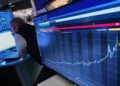 Traders monitor stock market gains despite geopolitical tensions and inflation concerns - AP Photo/Richard Drew