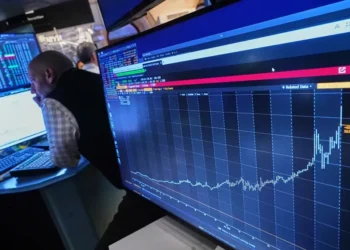 Traders monitor stock market gains despite geopolitical tensions and inflation concerns - AP Photo/Richard Drew