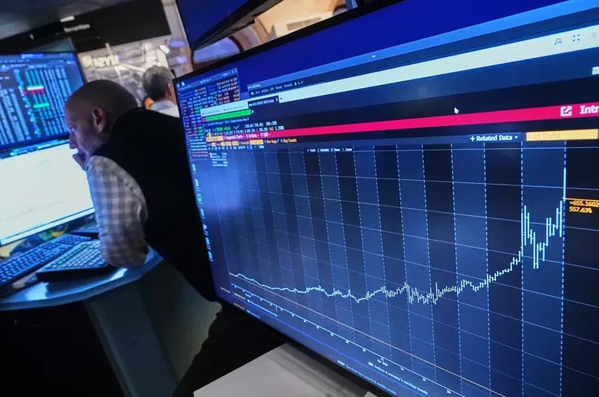 Traders monitor stock market gains despite geopolitical tensions and inflation concerns - AP Photo/Richard Drew