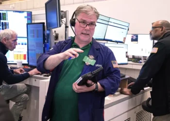 Traders monitor falling AI stocks and rising oil prices on Wall Street - AP Photo/Richard Drew