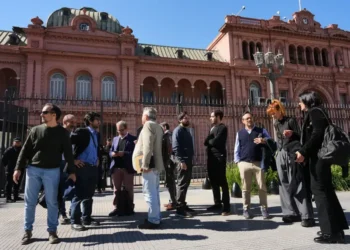 Journalists gather outside Argentina presidency after press access restored- AP Photo/Rodrigo Abd