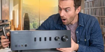 Vintage and modern hi-fi amplifiers displayed in an audio listening setup. - Image Headphonesty