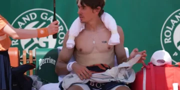 Fans cool off during extreme heat at the French Open - AP Photo/Christophe Ena