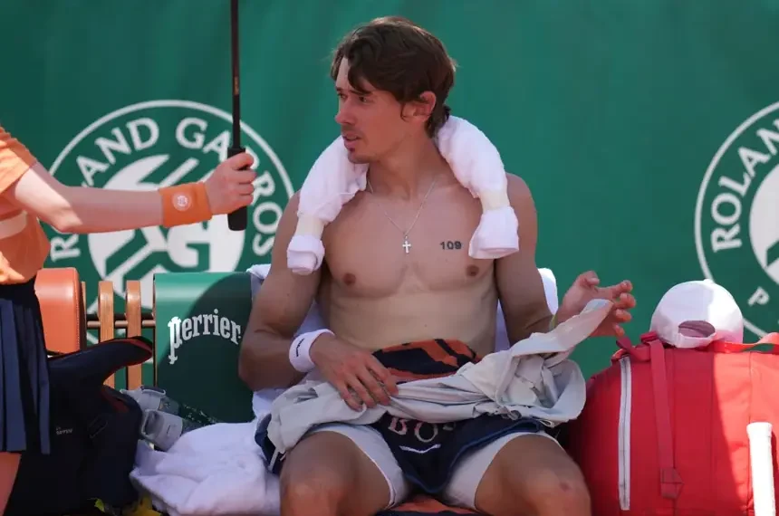 Fans cool off during extreme heat at the French Open - AP Photo/Christophe Ena
