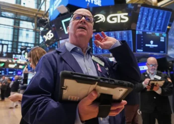 Traders monitor falling global markets amid rising oil and bond yields - AP Photo/Richard Drew