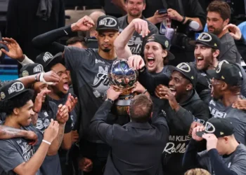 Victor Wembanyama celebrates after Spurs clinch Western Conference title - AP Photo/nate Billings